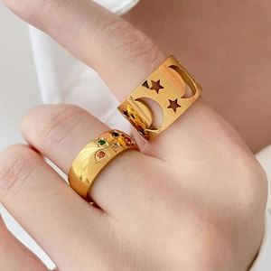 Bague large dorée ajourée étoile lune et bague sertie de zircons colorés au doigt