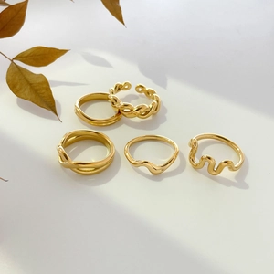 Lot de 5 bagues dorées tendance avec motifs chaîne gourmette, nœuds torsadés et vagues