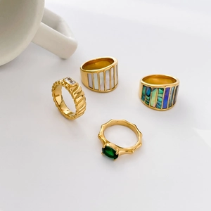 Goldene Edelstahlringe-Set mit grünem Zirkon, Muschel-Inlays und Bambus-Struktur