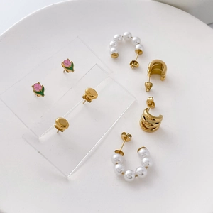 Elegant gold earrings set with tulip enamel, pearls and minimalist C-shaped hoops