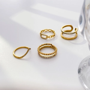 Détail de bagues plaquées or 18K avec design de chaîne torsadée et sertissage en zircone