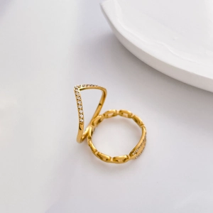 Détail macro de la bague en titane plaqué or 18K avec zircon en V et texture chaîne