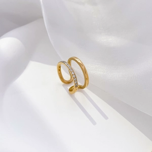 Détail d'une bague double couche plaquée or 18 carats avec cristaux de zircone cubique