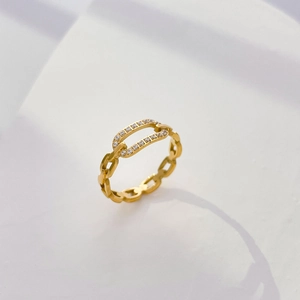 Macro d'une bague chaîne plaquée or 18 carats avec zircon blanc serti sur ovale
