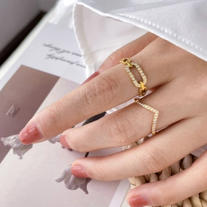 Ensemble de bagues en acier titane plaqué or 18K avec zircons et design de chaîne
