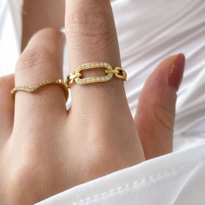 Bagues en titane plaqué or 18K avec zircon pavé double couche et maillons évidés