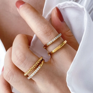 Ensemble de bagues plaquées or 18 carats avec zircons et textures torsadées de luxe