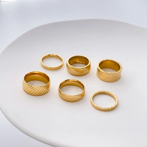 Minimalist six-piece set of gold-plated stainless steel rings with hammer and twill patterns