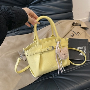 Women Litchi Pattern PU Leather Handbag Fashionable Crossbody Bucket Bag With Cute Bear Charm Ribbon Accessory