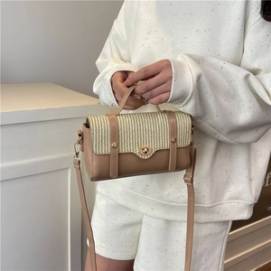 Piccola borsa a tracolla retrò in pelle marrone con patta in tessuto beige