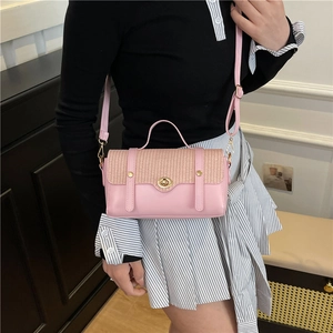 Borsa a tracolla di lusso rosa con fibbie dorate e manico superiore sulla modella