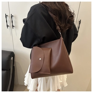 Dettaglio della borsa tote marrone vintage con tracolla annodata e pochette