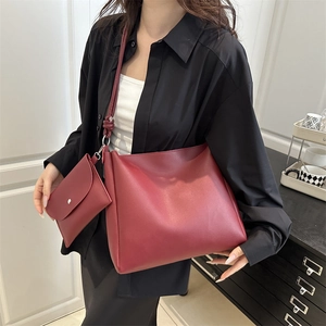 Set borsa tote bordeaux minimalista con pochette e tracolla con nodo decorativo