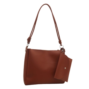 Grande borsa tote marrone caramello con pochette abbinata e dettaglio della tracolla annodata