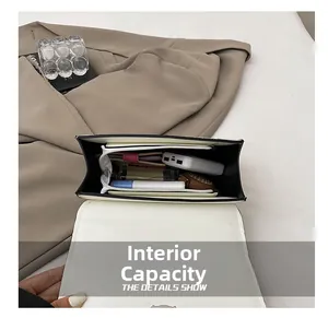 Capacità interna della borsa bianca con power bank, porta carte e lucidalabbra