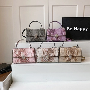Borsa a mano chic con fibbia magnetica leone, motivo a serpente e stampa floreale
