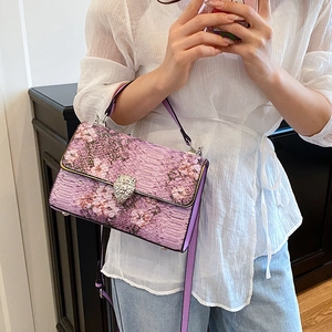 Borsa viola con stampa floreale a serpente e chiusura con testa di leone argento