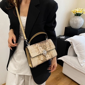 Elegante borsa beige pitonata con chiusura a testa di leone argento e tracolla dorata