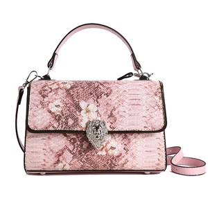 Borsa rosa stampa serpente con fibbia testa di leone argento e motivi floreali bianchi