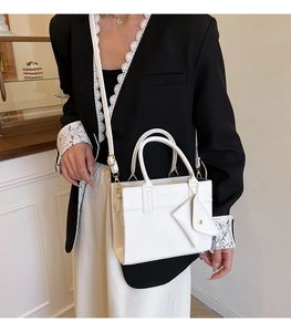 Détail du sac cabas en cuir PU blanc avec mini pochette triangle et bandoulière réglable