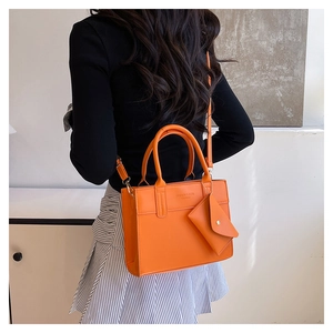 Sac fourre-tout orange vif en cuir PU avec mini porte-monnaie et lettrage mode