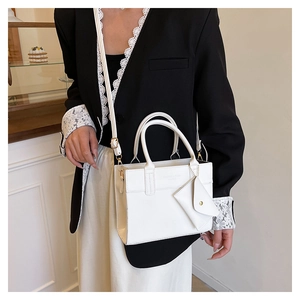 Détail du sac cabas carré blanc avec texture lisse et petit porte-monnaie triangle