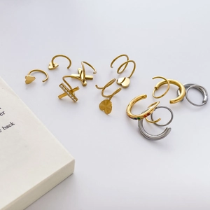 Ensemble élégant de boucles d'oreilles en acier titane avec pendentifs cœurs