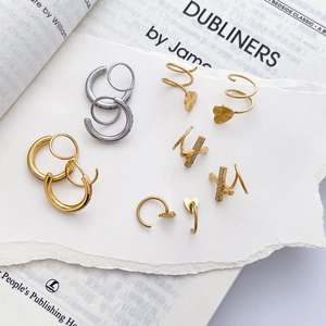 Boucles D'oreilles En Acier Titane Plaqué Or 18K Forme X Coeur Zircon Arc-en-Ciel Style Vintage Pour Femmes