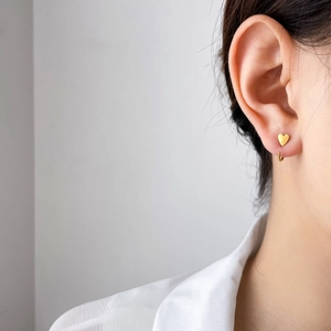 Ensemble élégant de puces d'oreilles cœur et anneaux en plaqué or 18 carats