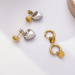 Détails de boucles d'oreilles cœur minimalistes avec finitions polies dorées et argent