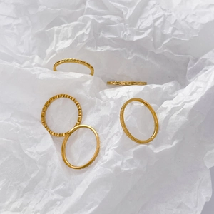 Anello Intagliato Geometrico Acciaio Al Titanio Placcato Oro 18K Motivo A Rombi Minimalista Fascia Per Donne