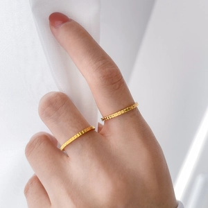 Dettaglio degli anelli placcati oro 18K con strisce verticali e trame puntinate fini