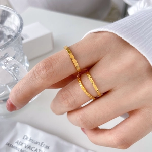 Anello minimalista in titanio placcato oro 18 carati con motivo a diamante sulla mano