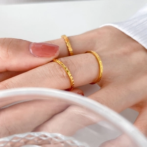 Set di tre anelli impilabili placcati in oro 18 carati con motivi geometrici a rombi