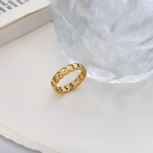 Gros plan détaillé d'une bague chaîne en forme de cœur évidé en acier inoxydable doré