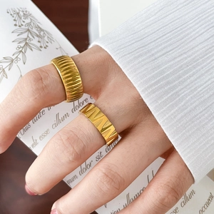 Titanium steel 18K gold gear ring with wide bark texture and geometric faceted design
