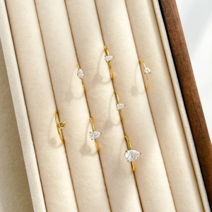 Série de bagues en titane plaqué or 18K serties de divers zircons géométriques