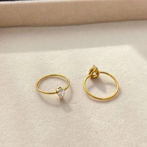 Détail d'une bague en titane plaqué or 18K avec zircon poire et serti à griffes