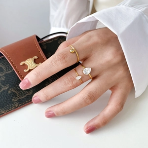 Bagues élégantes en titane plaqué or 18K avec zircons en forme de poire et ronds