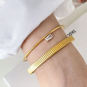 Gold wide gear bangle with rectangular zircon and ribbed pattern set for women