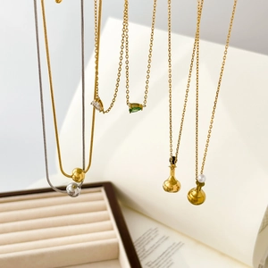 Colliers minimalistes dorés avec pendentif goutte émeraude et flacon en perles