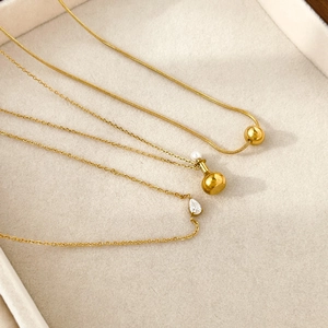 Détails de chaînes serpent dorées avec perles et pendentifs en zircon en forme de goutte