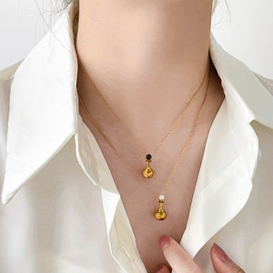 Élégant collier double couche en maille serpent dorée avec pendentifs fiole et perle