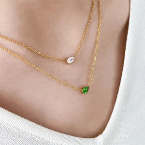 Collier double couche en or avec pendentifs en zircone vert et blanc de taille poire