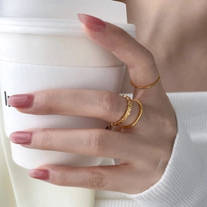Three-piece gold tungsten steel ring set with faceted geometric design and smooth bands