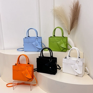 Collection de sacs à main rétro en cinq couleurs avec des mini porte-monnaie assortis