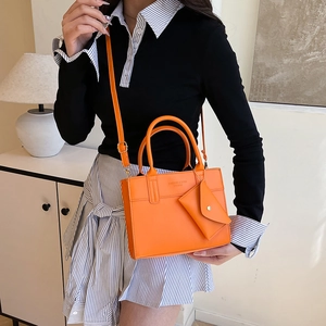 Sac à main carré orange minimaliste avec bandoulière et mini porte-monnaie assorti