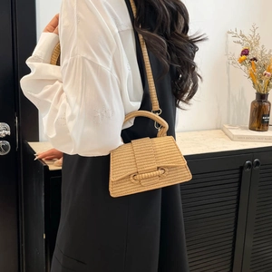 Straw weave handbag with curved bottom and crossbody strap for summer vacation