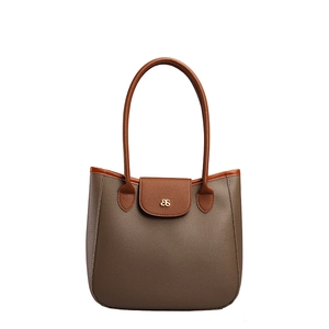 Sac fourre-tout en cuir marron avec bordure caramel et logo en métal doré