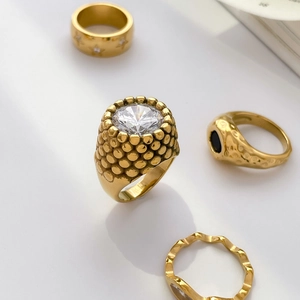 Détail de bagues en titane plaqué or 18 carats avec zircon et motifs d'étoiles